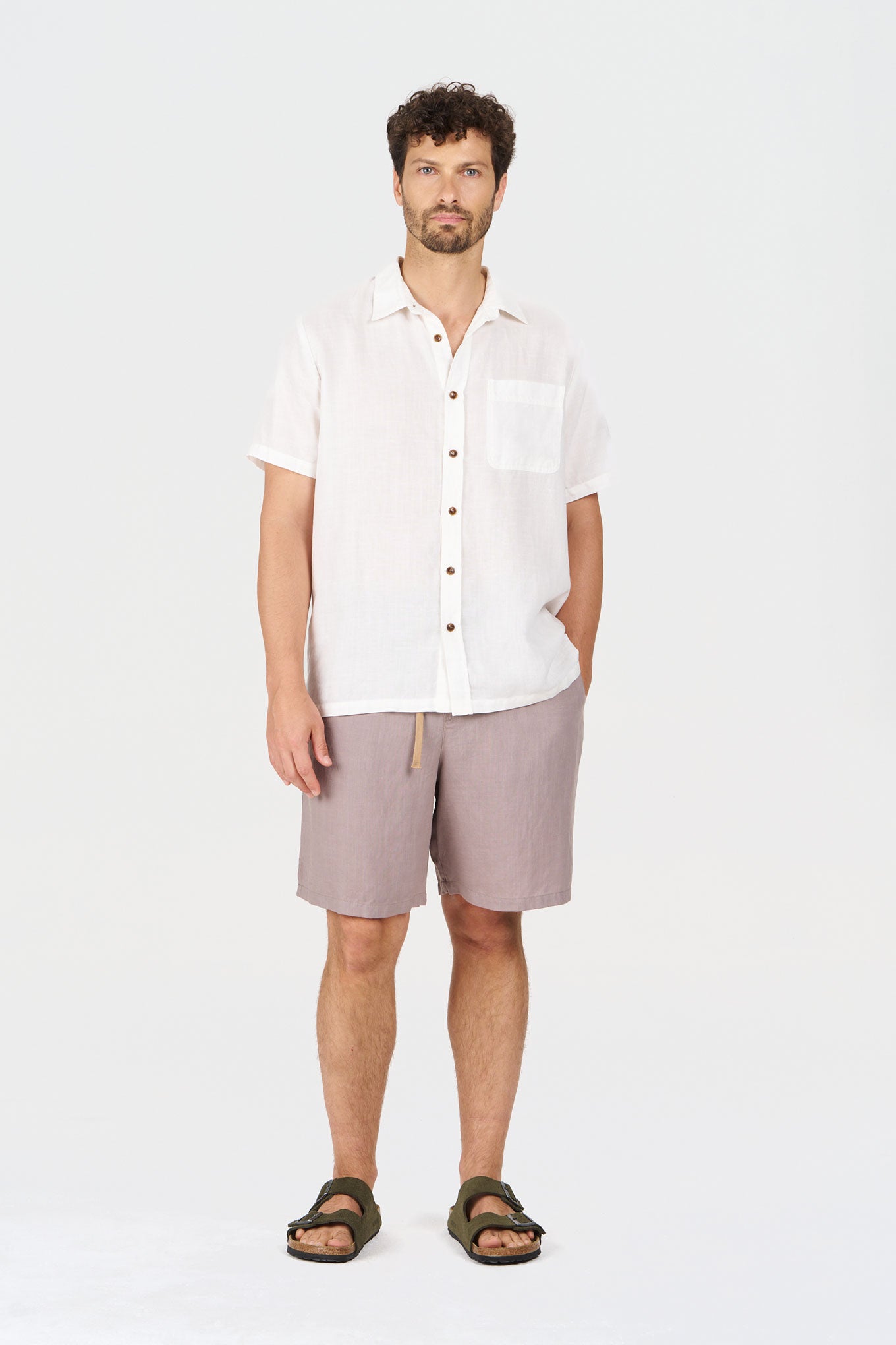 Model wearing the JERRY Short - Camel with a casual shirt and sandals, showcasing a relaxed summer look.