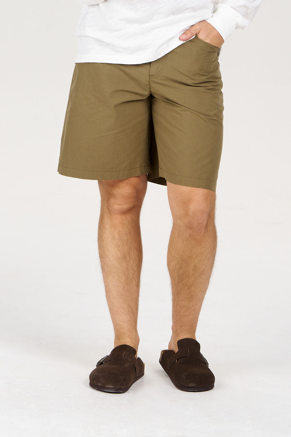 JAMBO Organic Cotton Poplin Short - Olive worn by a model, showcasing a loose fit and lightweight fabric.