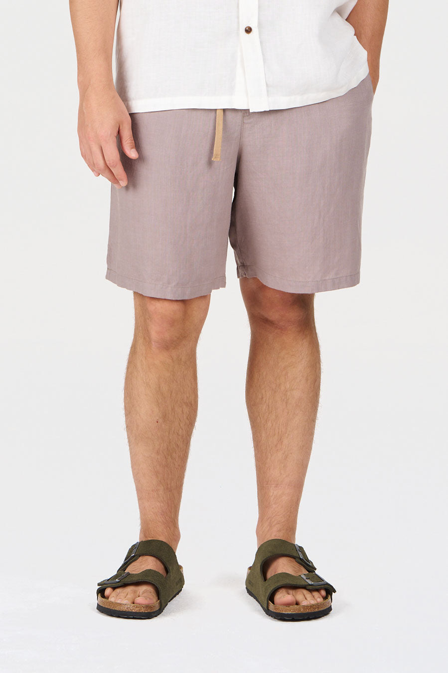JERRY Short - Camel displayed on a model wearing a relaxed fit with a light color, perfect for warm weather and casual outfits.